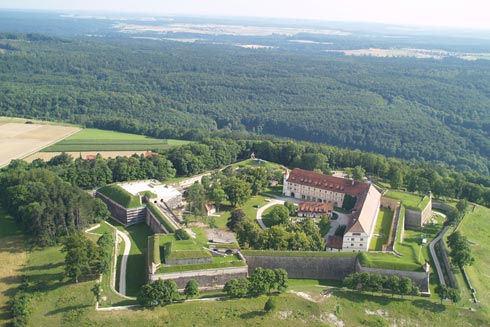 Hoch über Weißenburg thront die mächtige Hohenzollernfestung Wülzburg. Foto: djd/Tourist-Information Weißenburg